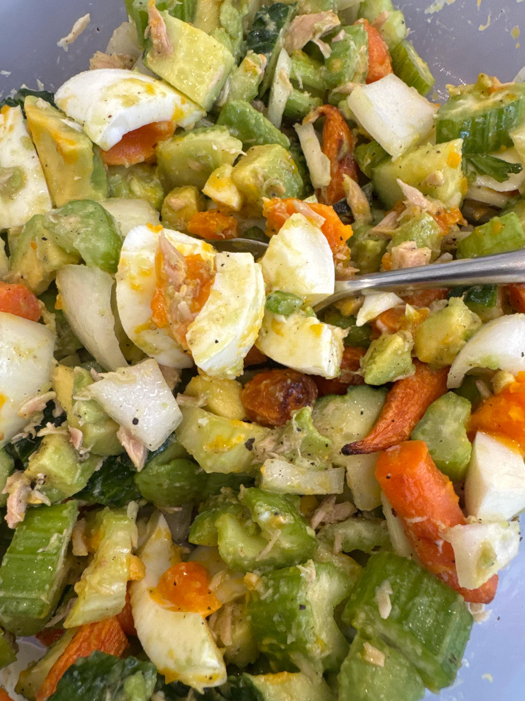 健康低卡沙拉食谱 | 牛油果黄瓜金枪鱼沙拉