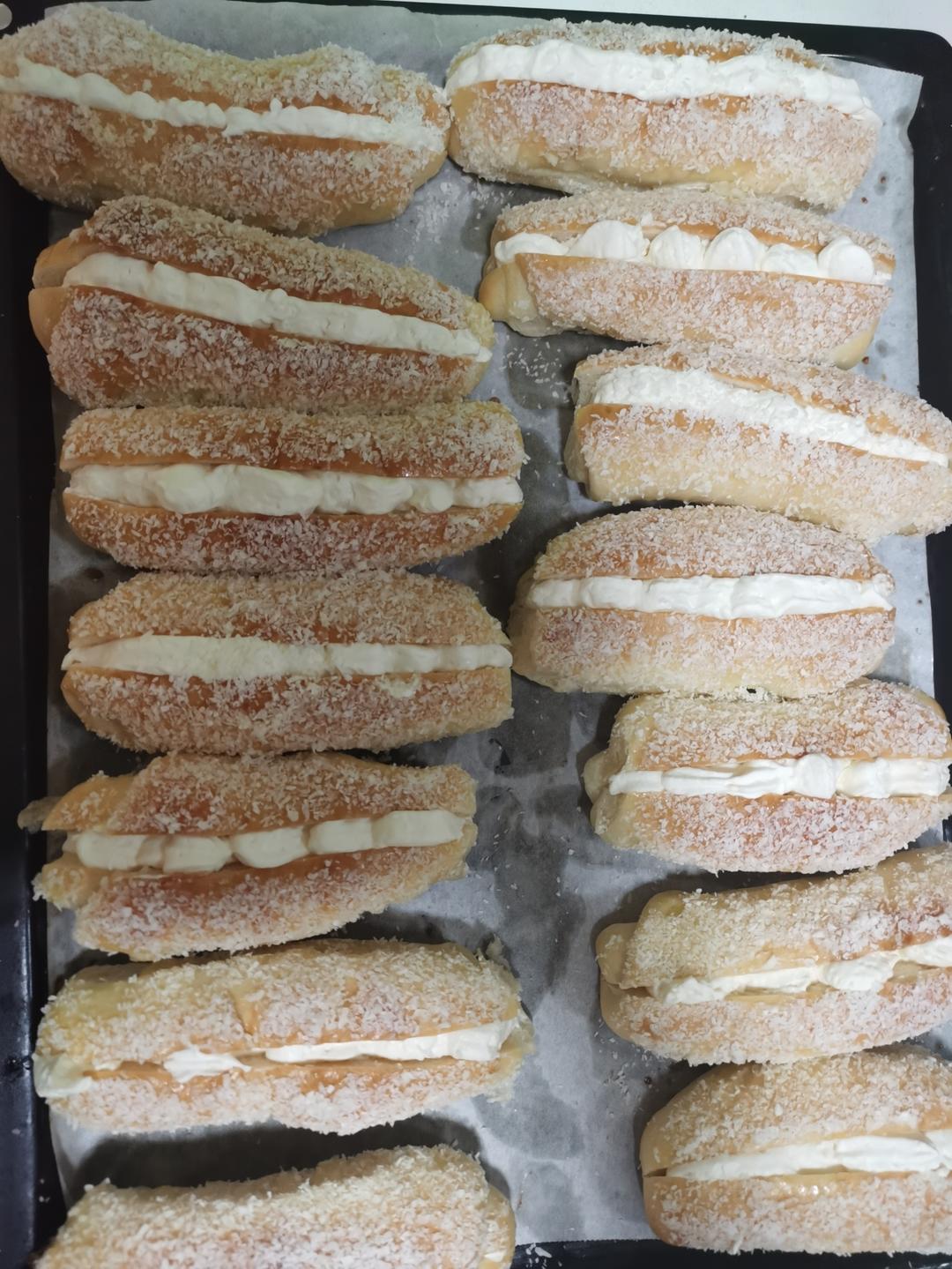 儿时去面包房必买的［椰丝奶油包］