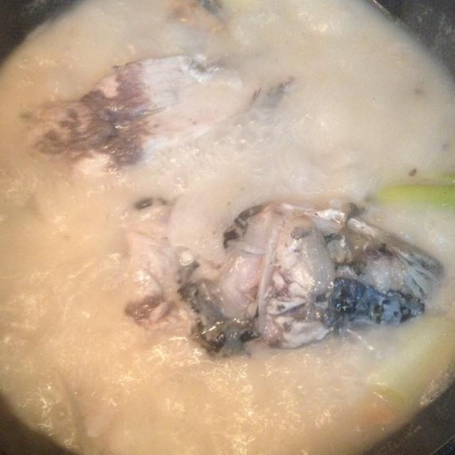 白莲鱼头汤的做法