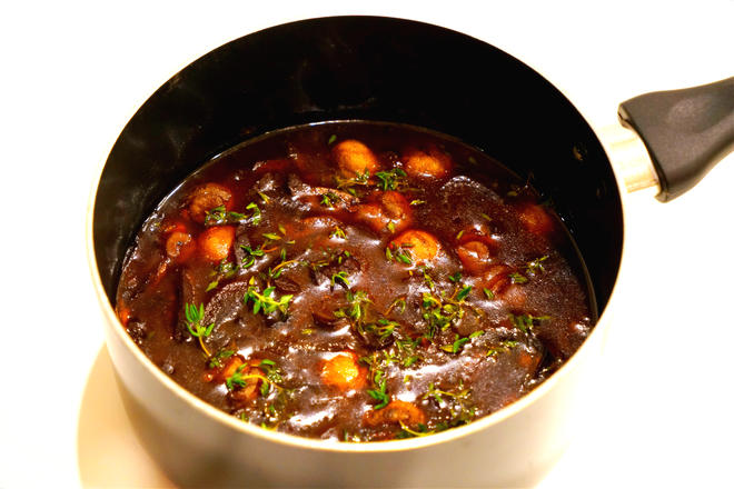 洋葱红酒炖牛肉［Beef in red wine with melting onion］的做法