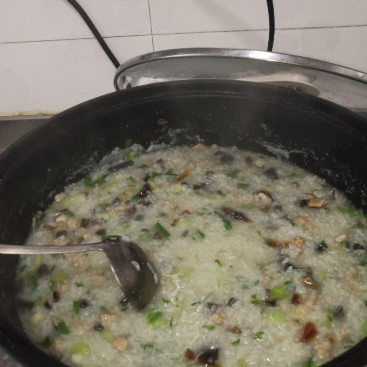 妈妈👩教我做的皮蛋瘦肉粥🥣简单快捷美味😋