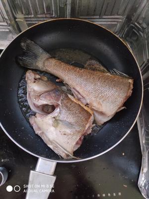 红烧鲈鱼的做法 步骤3