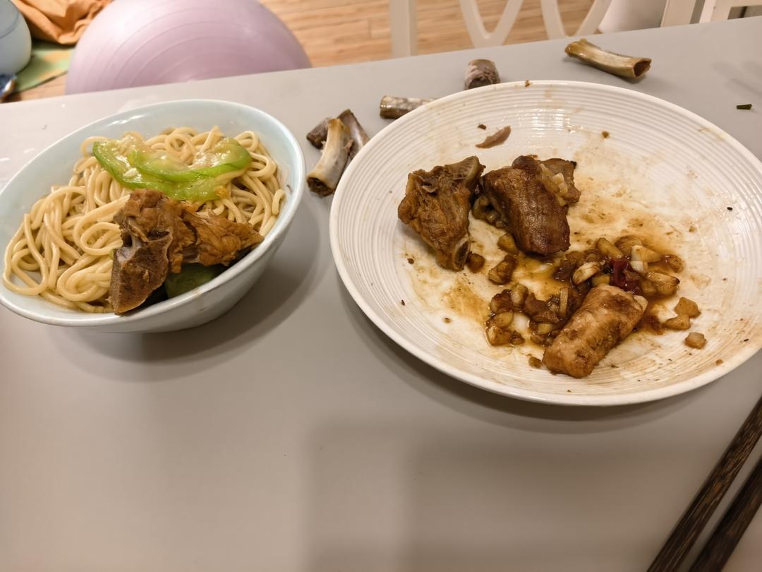 不焯水的排骨面的做法