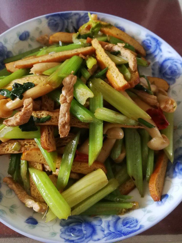 芹菜香干炒肉丝
