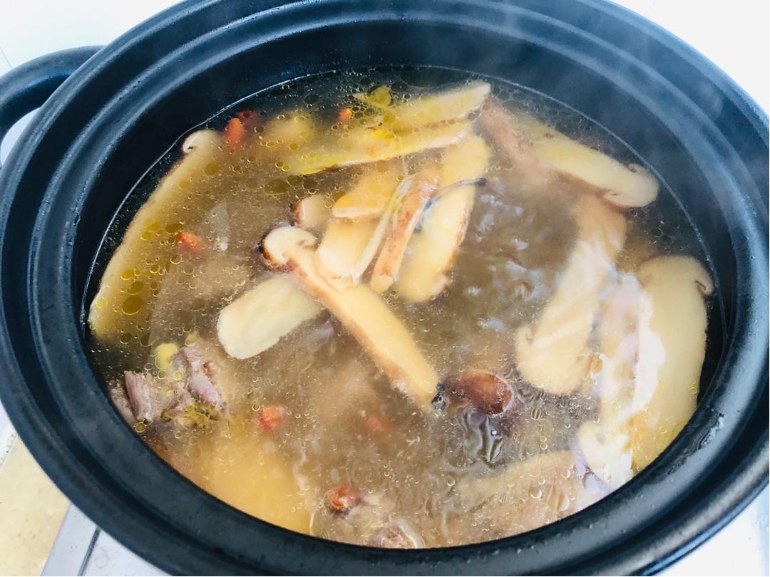 野生松茸炖鸡汤