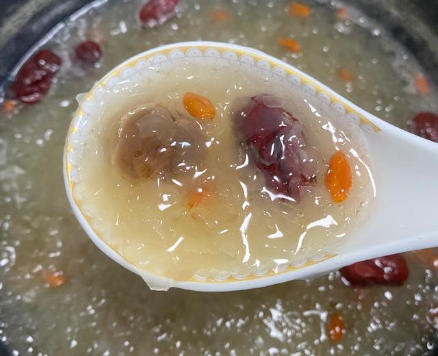 银耳红枣桂圆羹(出胶啦~)的做法