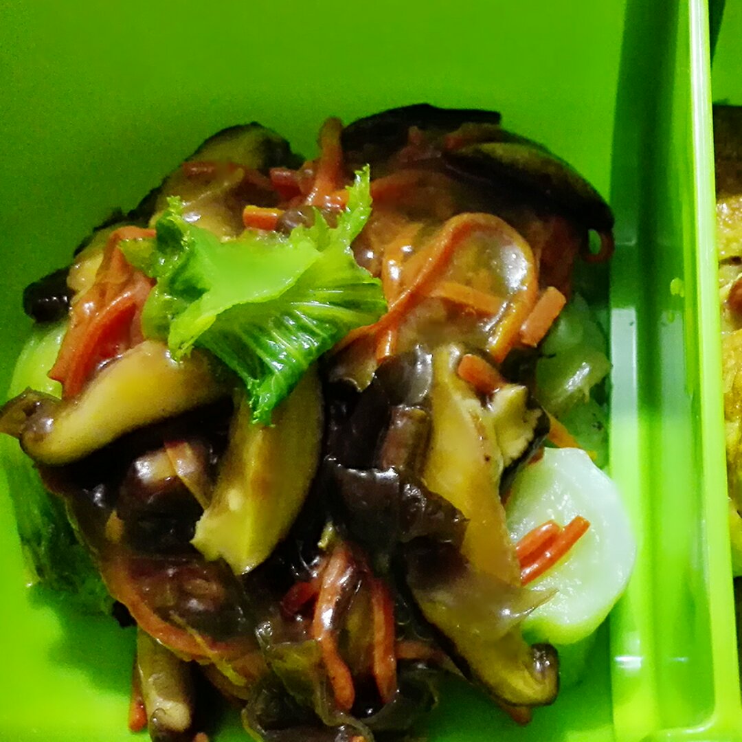 胡萝卜香菇炒木耳