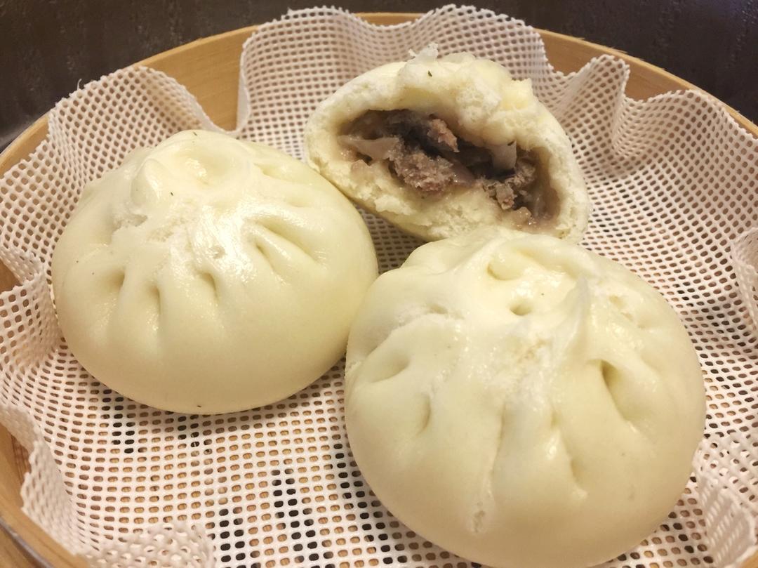 鲜美多汁的洋葱牛肉包子