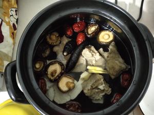 海参花菇排骨汤的做法 步骤2