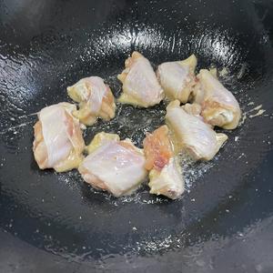 不一样的鸡中翅料理之，家庭版鸡肉炖蘑菇红烧鸡块的做法 步骤2