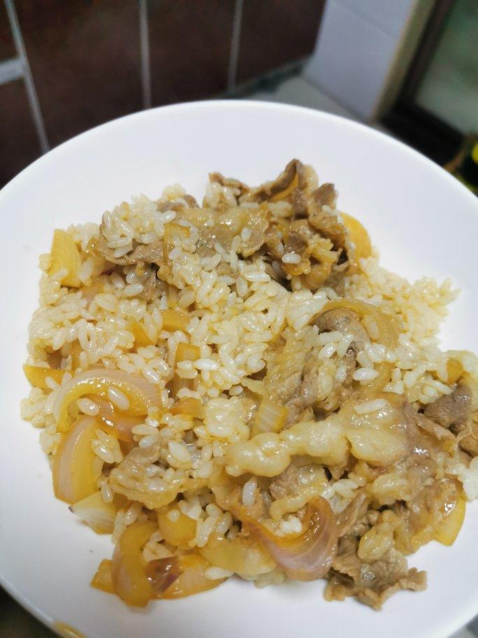 倾家荡产的女子做的洋葱肥牛炒饭