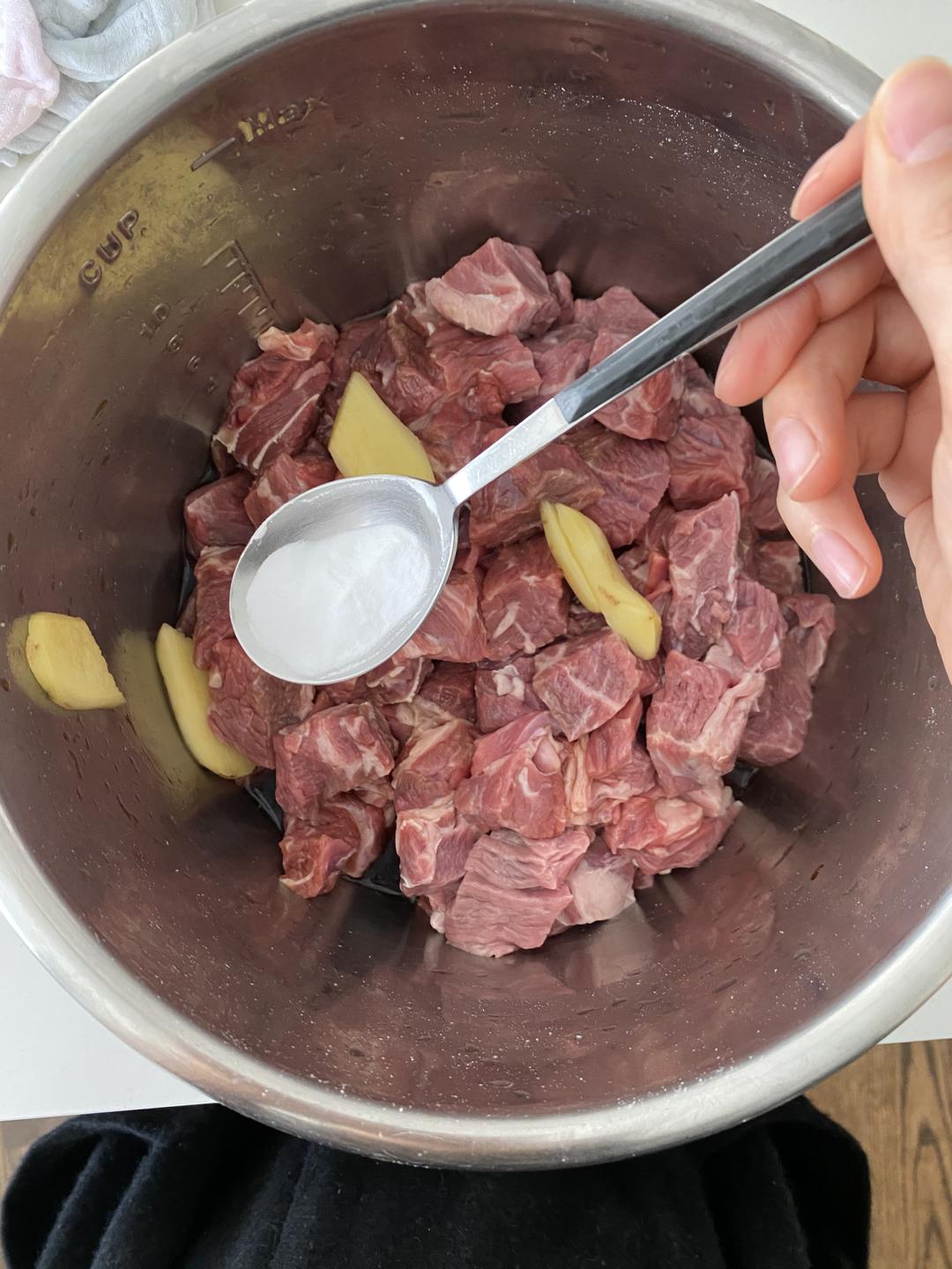 番茄胡蘿卜燉牛肉（瘦牛肉也不柴的秘訣）的做法 步驟2