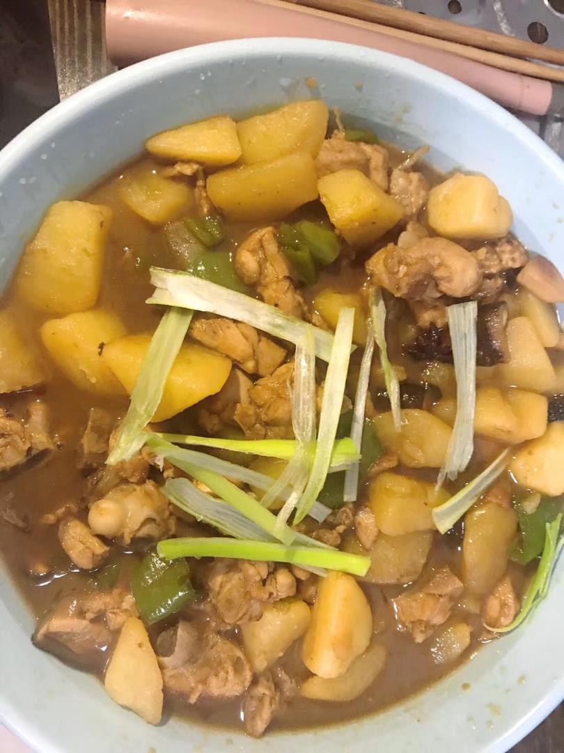土豆炖鸡肉(一定要多煮点饭，否则不够吃)