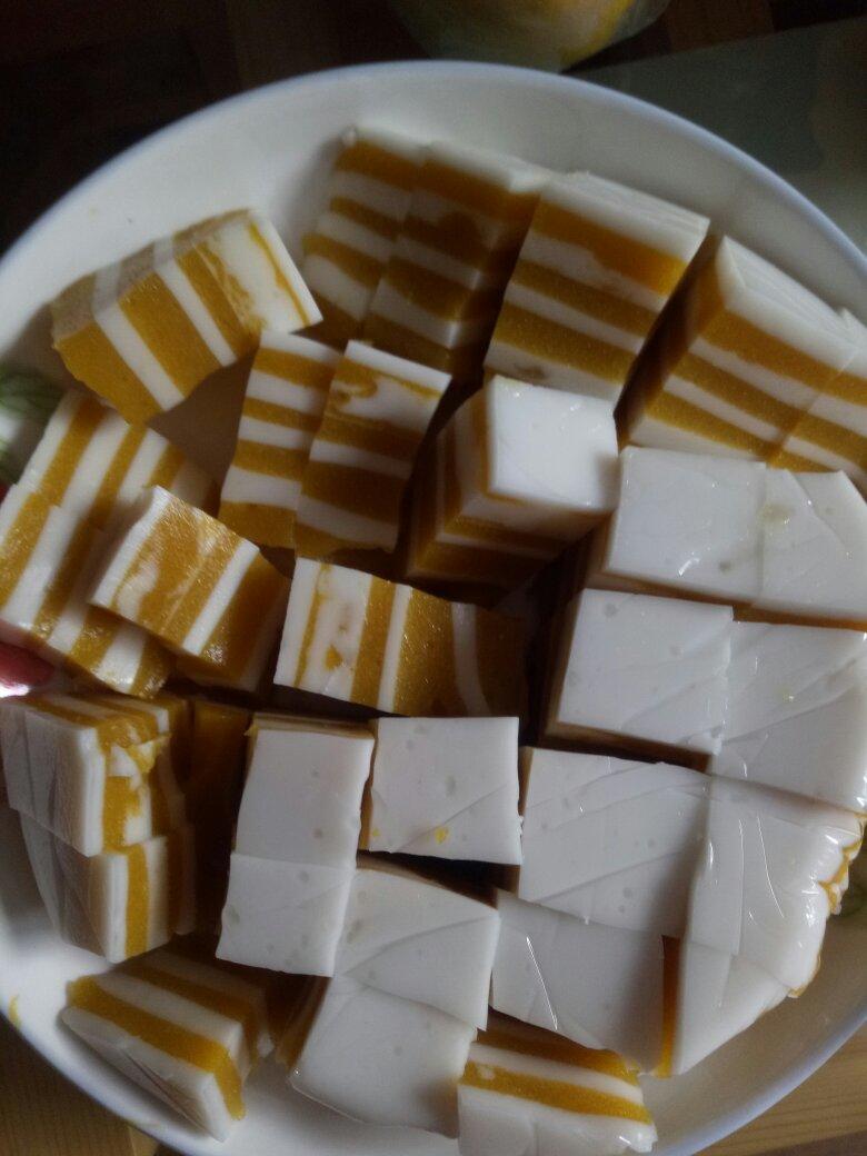 妈妈们快看，这道甜品是会跳舞的，孩子们一定喜欢！——芒果千层糕