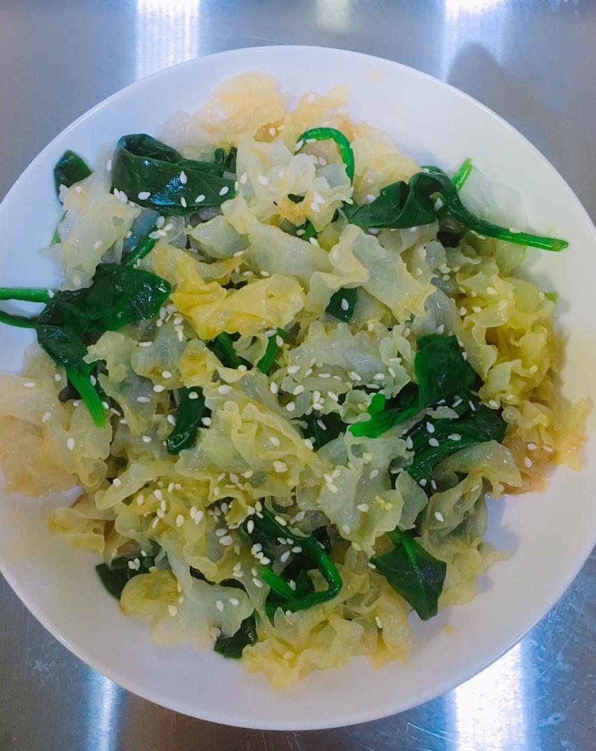 被迫微博的孩子做的银耳凉拌菠菜春天的减脂餐