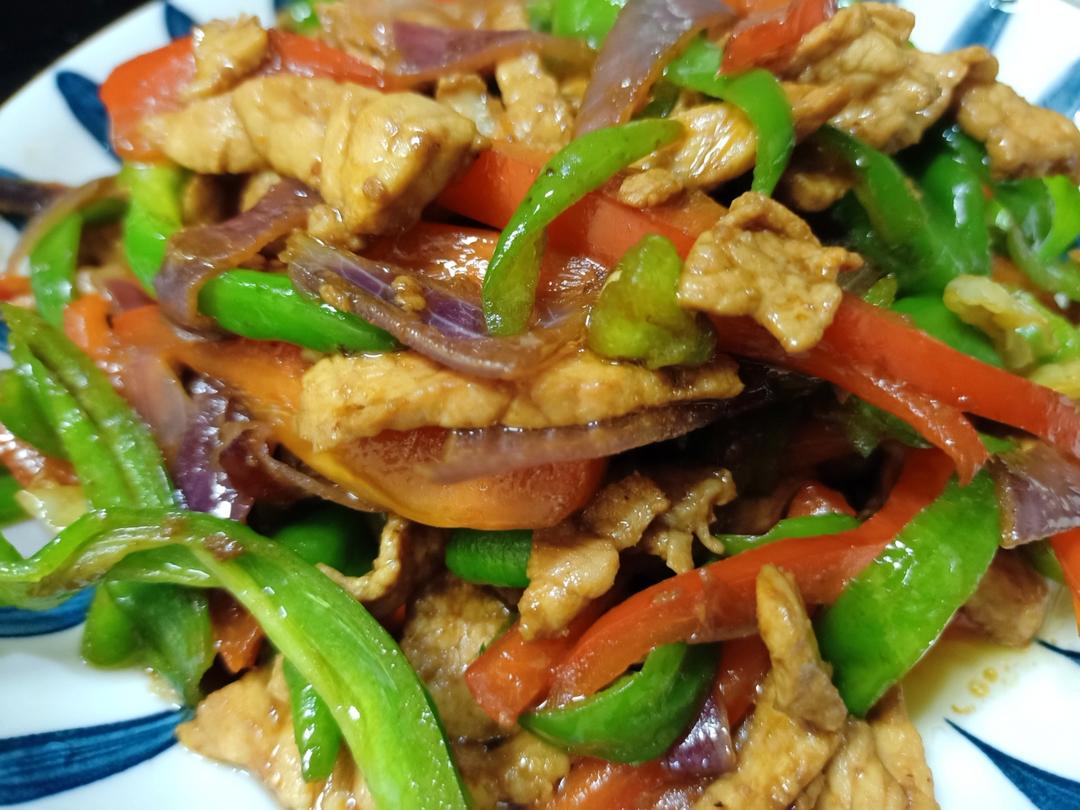 经典的家常菜，青椒炒肉丝，简单的食材也能做出如此美味