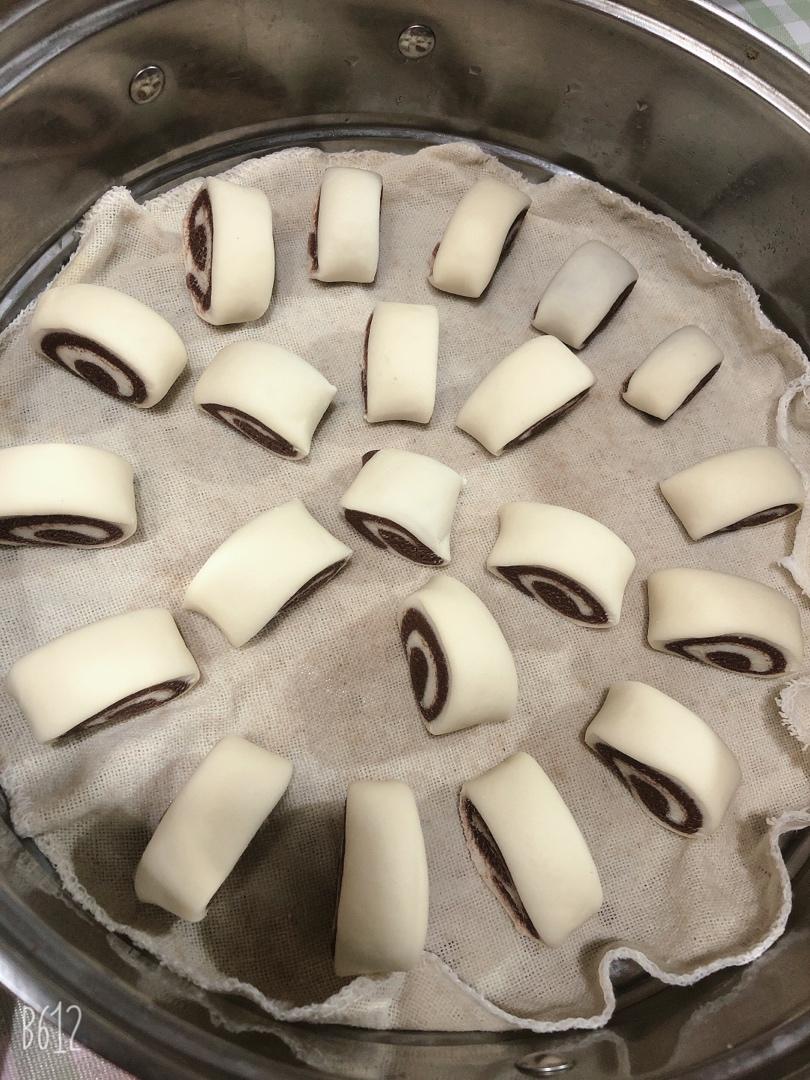 黑白配(^з^)-☆～双色奶香巧克力卷卷（花式馒头一次发酵上班族前晚准备早餐🥣）