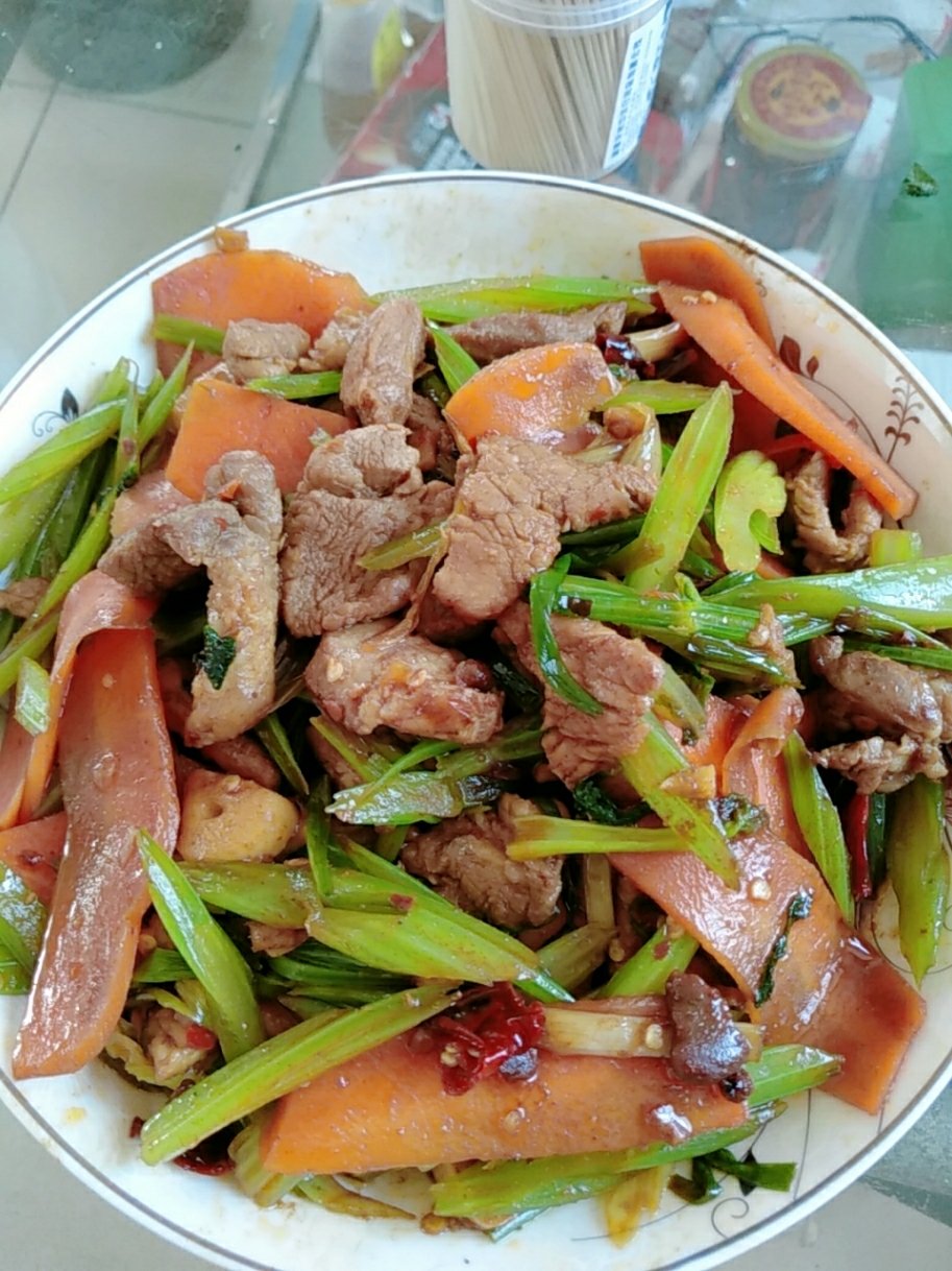 芹菜牛肉胡萝卜图片