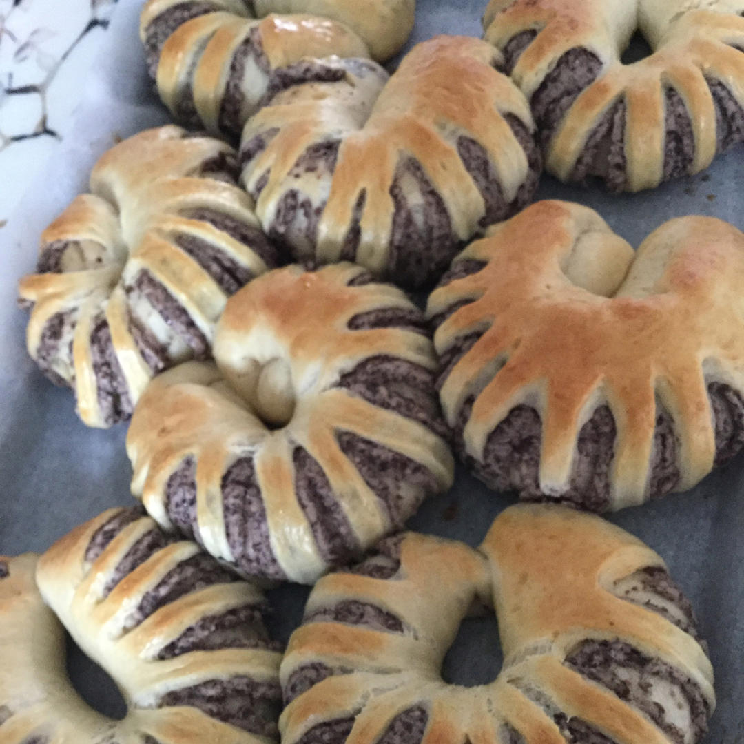 松软可口的红豆沙面包卷