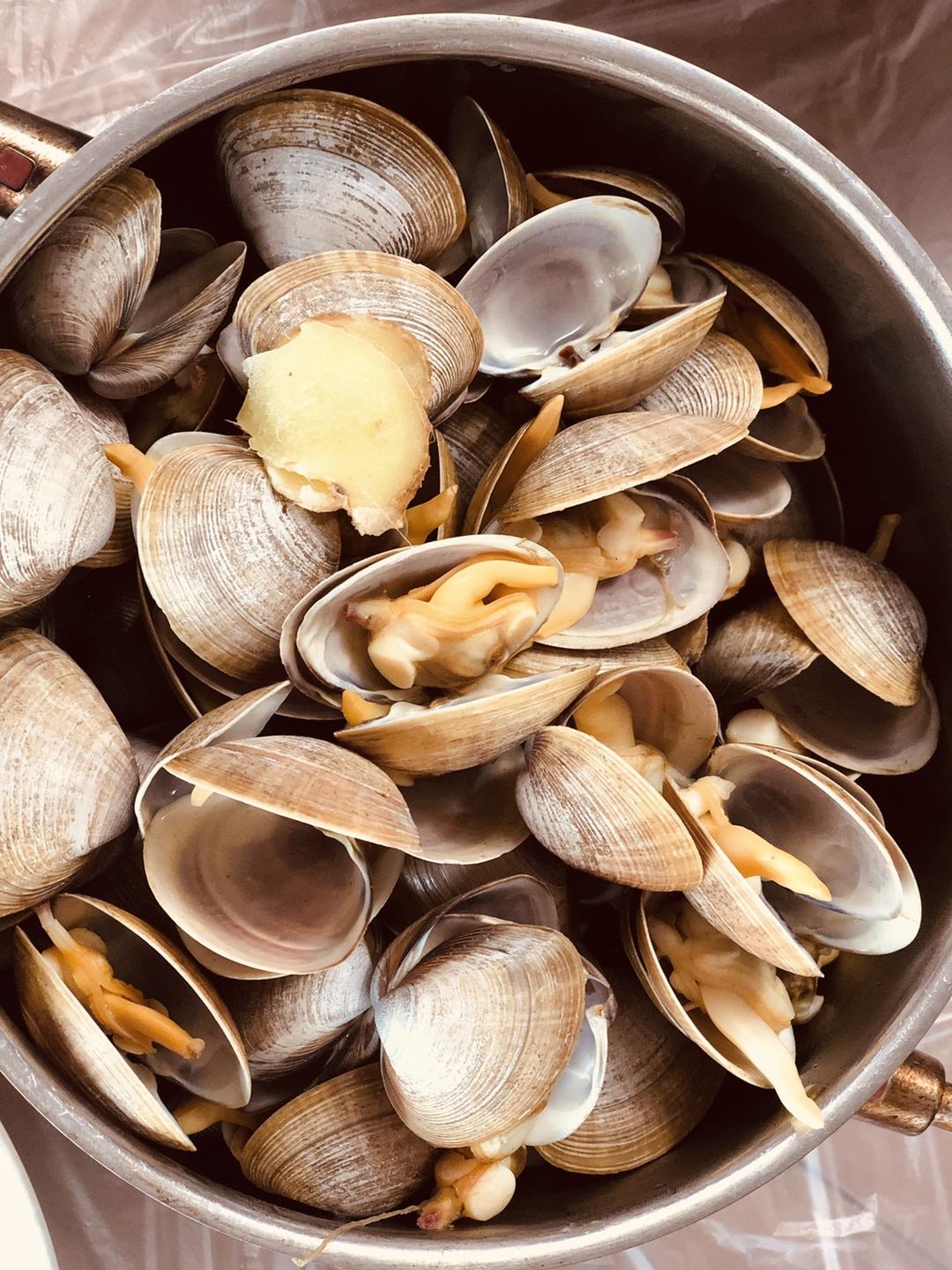 一滴水都不放的白灼蚬子的做法