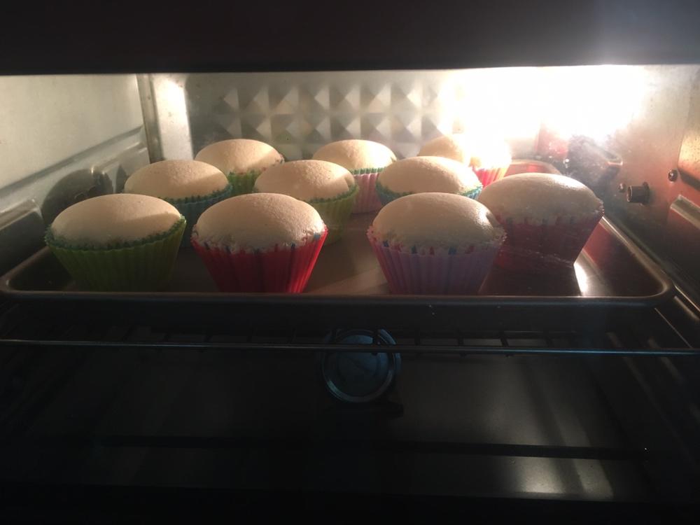 不皱不裂圆润饱满原味戚风纸杯蛋糕