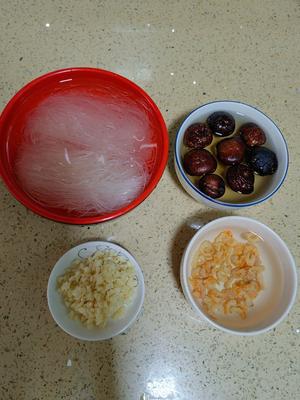鲜香入味的冬菇虾米粉丝煲的做法 步骤1