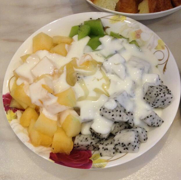 缤纷水果酸奶沙拉