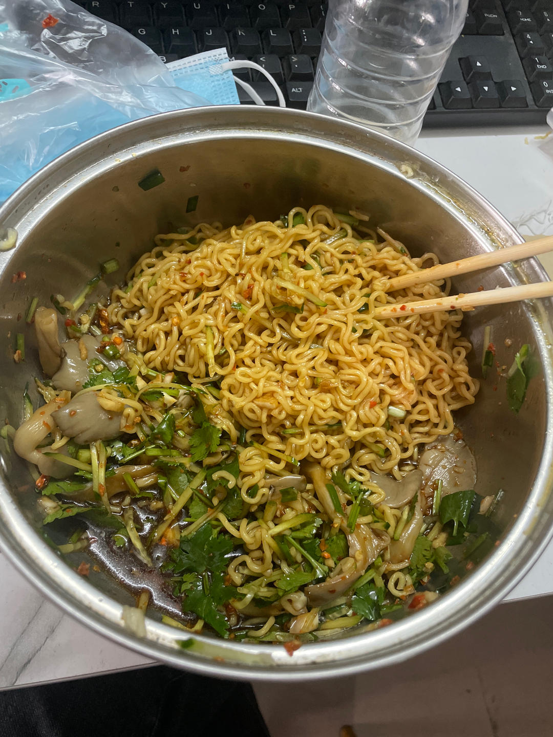 好吃到舔盘子的酸辣凉拌方便面～