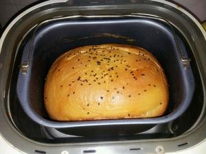 绵软香甜黑芝麻炼奶面包（ACA面包机）的做法 步骤5