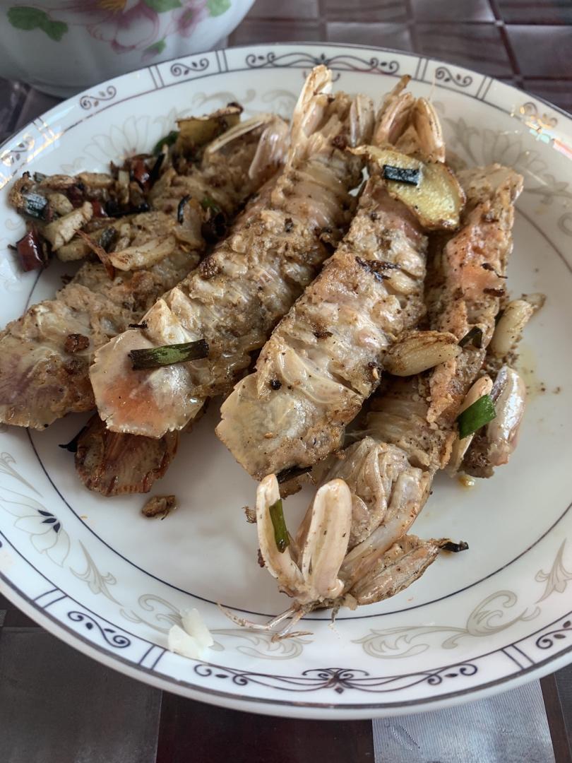 无油炸版的椒盐皮皮虾和巧拨虾壳的方法