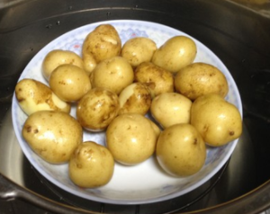 椒盐孜然煎小土豆的做法 步骤2
