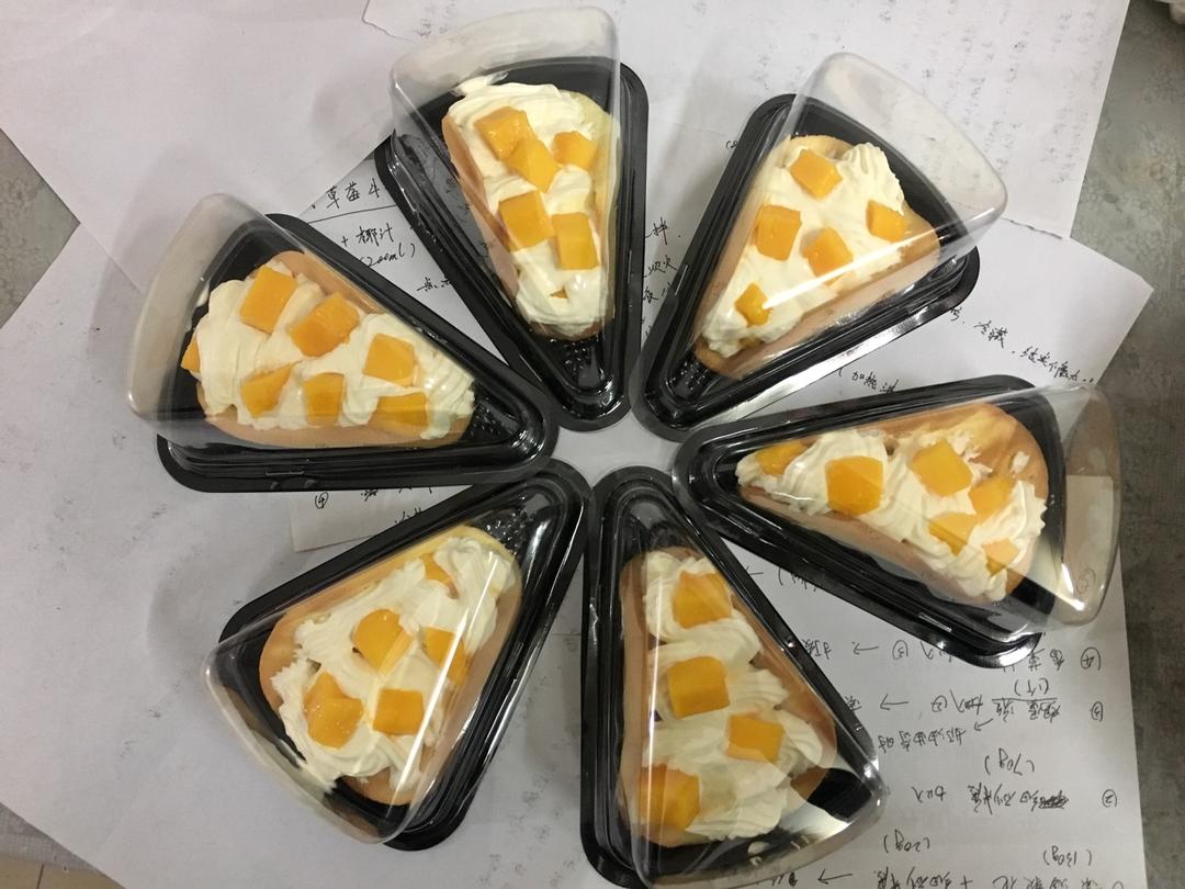 韩国最热门的甜品店Le Bread Lab的草莓蛋糕卷