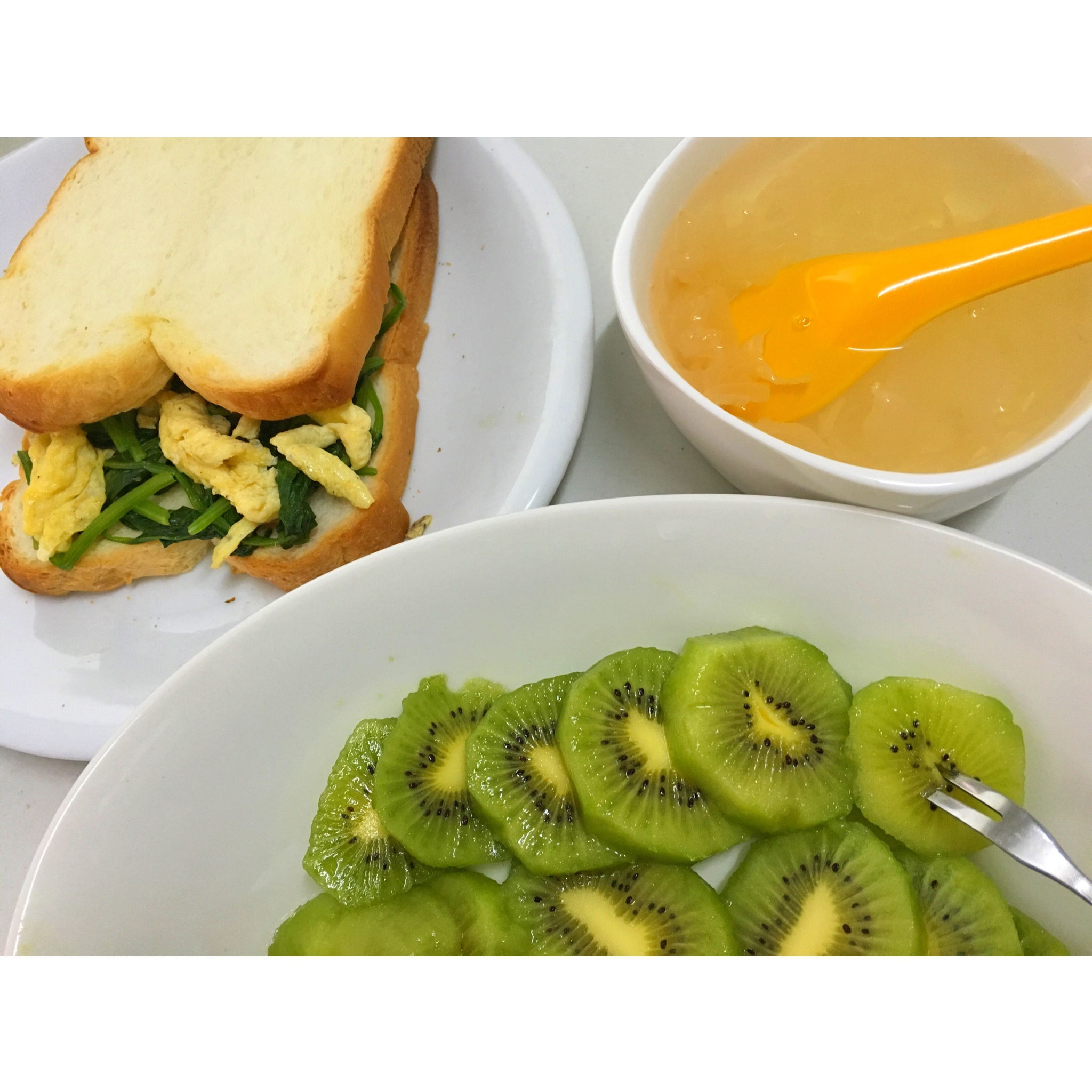 奶油菠菜鸡蛋三明治