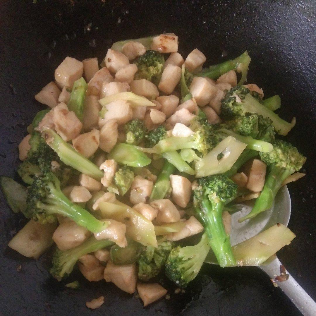 西蓝花炒鸡胸肉（最近爱上减脂餐）