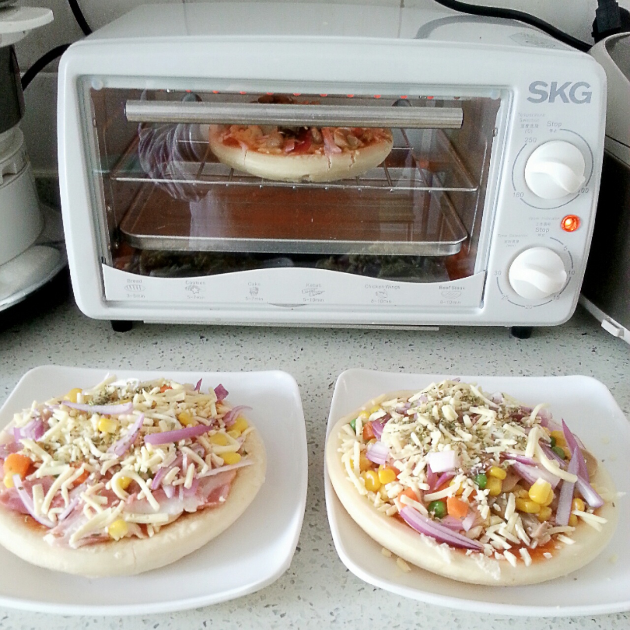 萨拉米肠牛肉披萨