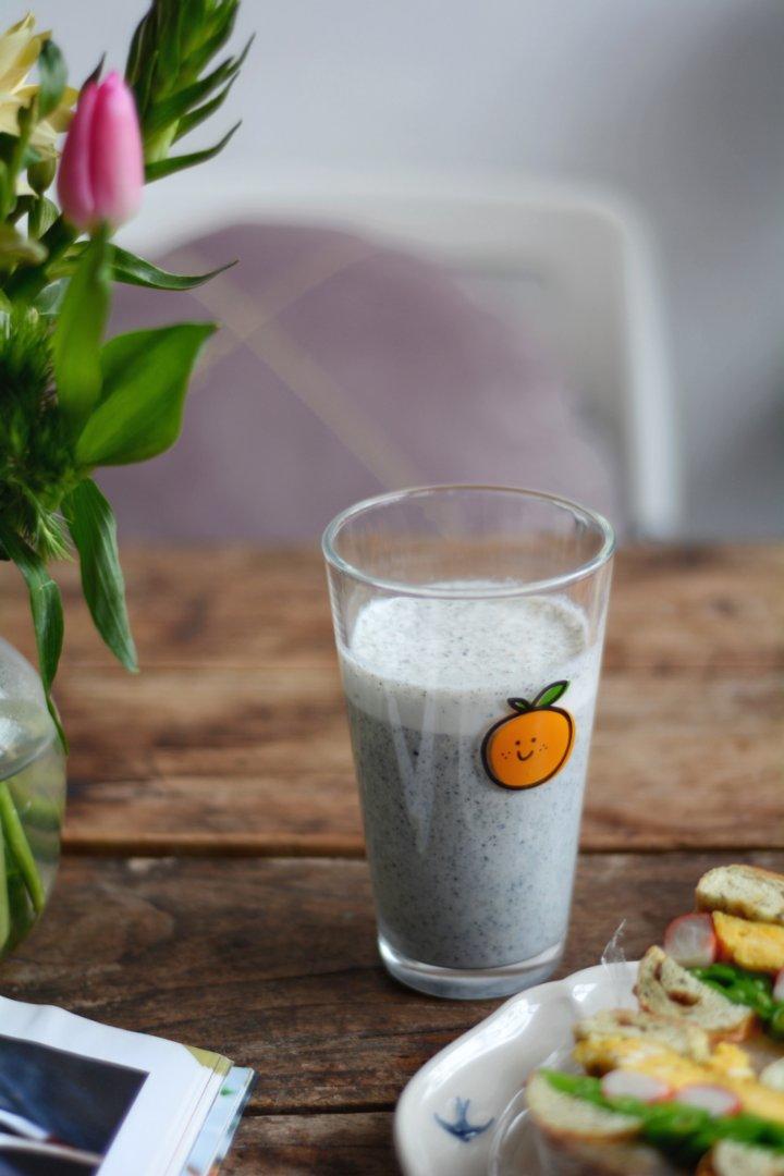 这个妮做的香蕉麦片黑芝麻奶昔