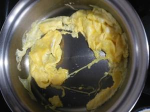金针菇炒鸡蛋的做法 步骤6