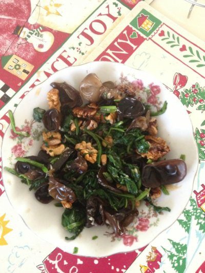 果仁菠菜拌木耳