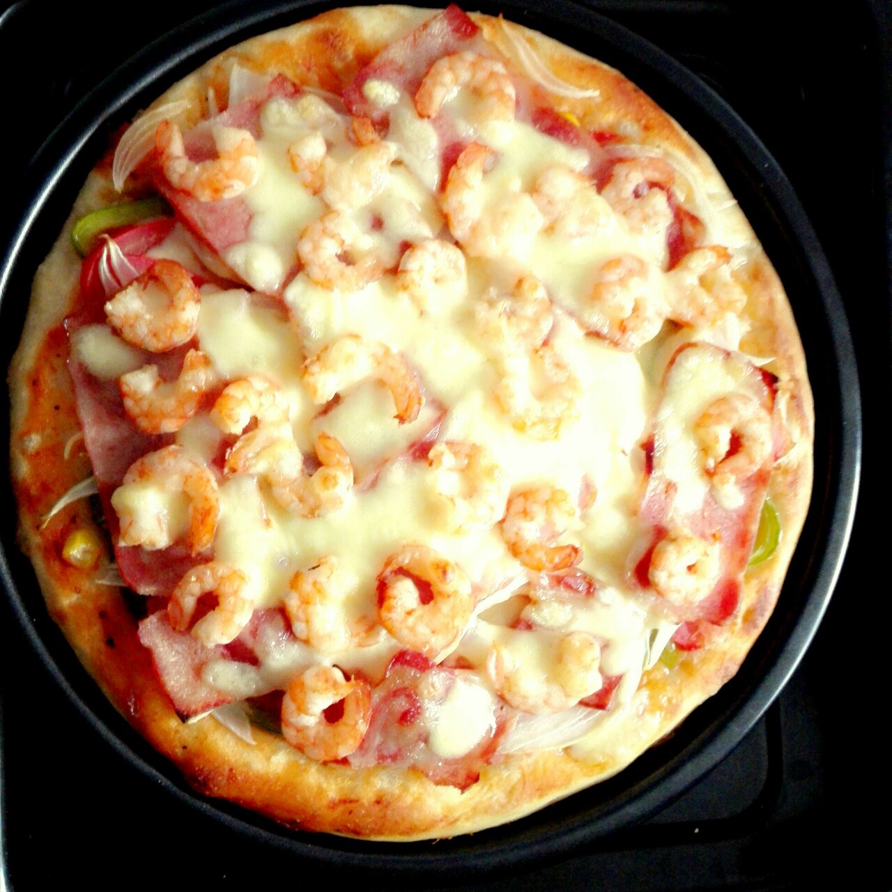 稳重的猪皮冻做的厚底鲜虾培根披萨