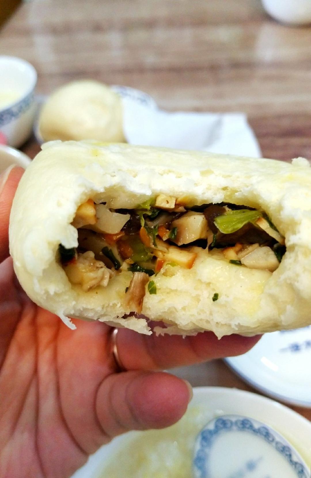 小希小小希妈做的上海绿杨村【香菇菜包】提褶包操作视频/包子注意点