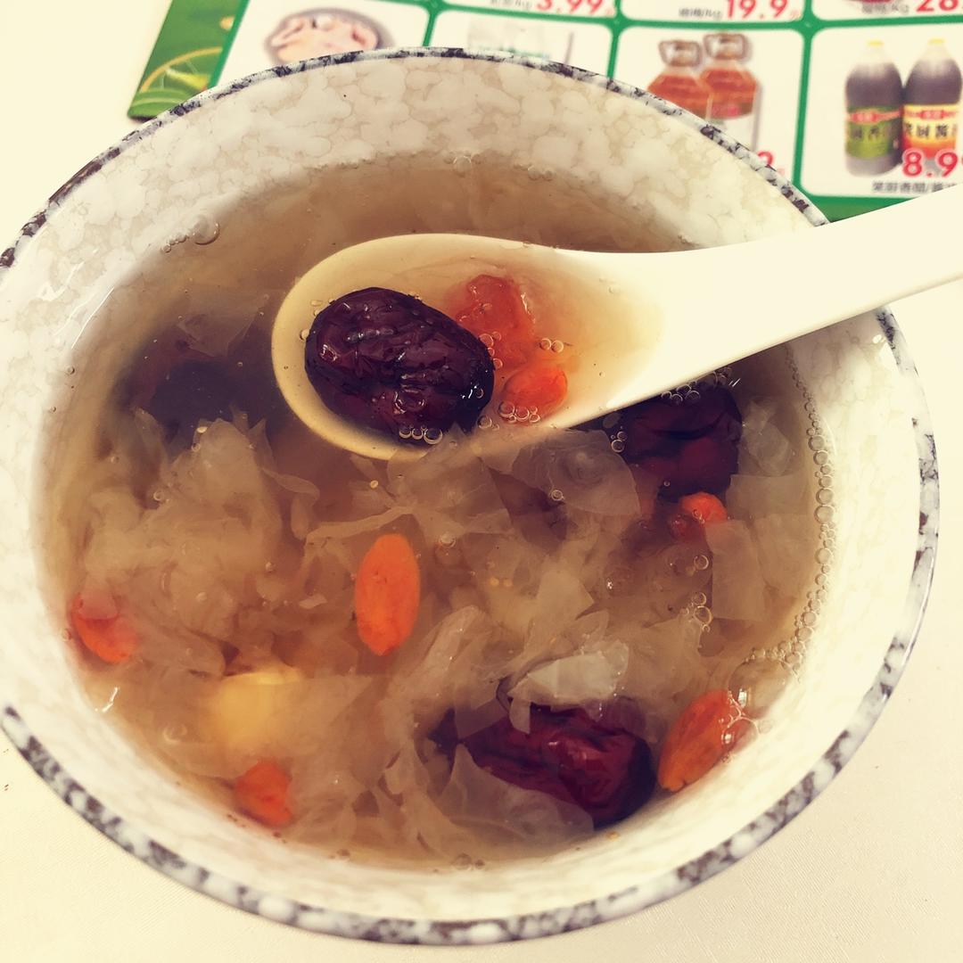 红枣银耳莲子羹
