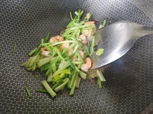 芹菜炒虾仁的做法 步骤3