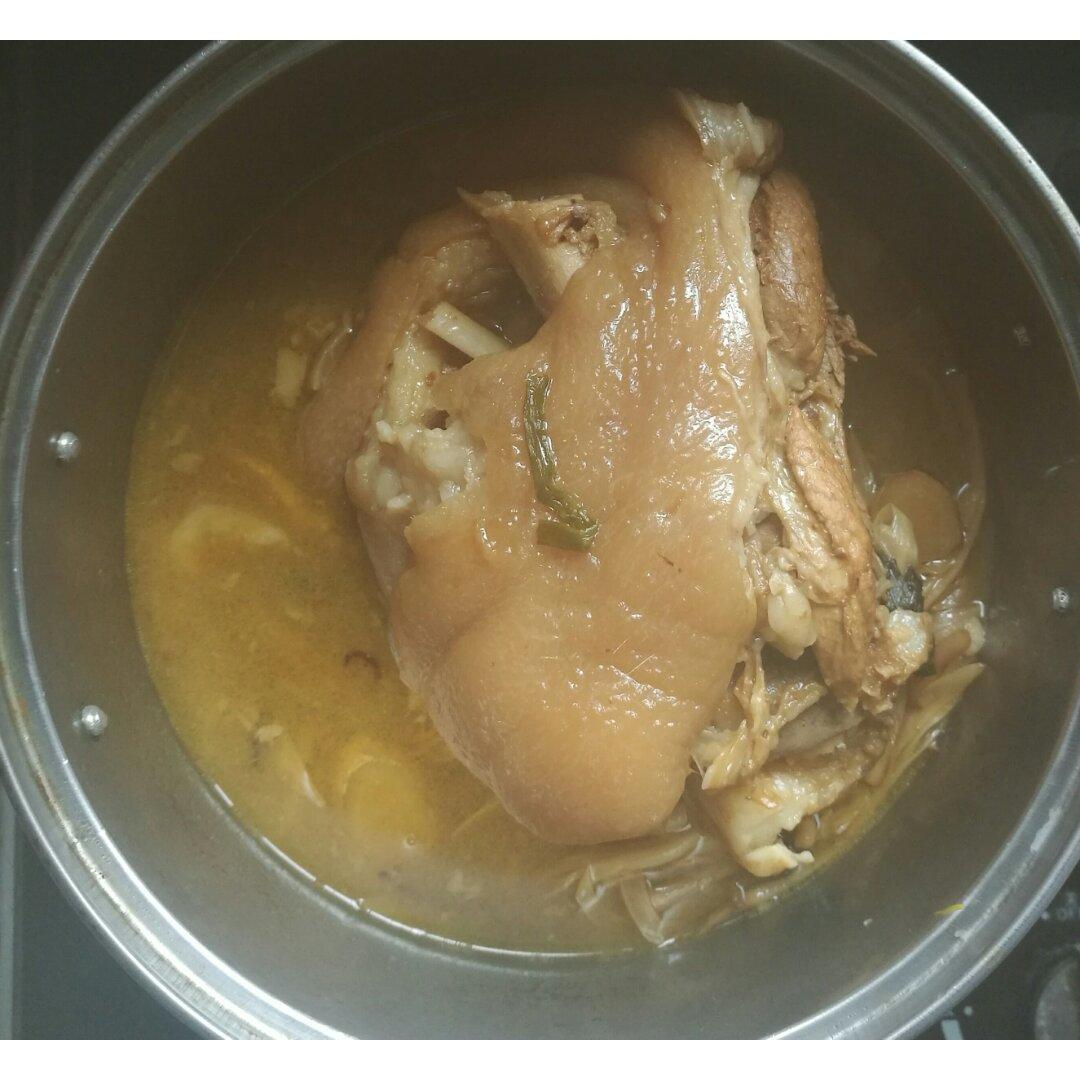 炖猪肘子