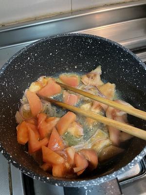 好侍番茄红烩蘑菇虾仁芝士意面的做法 步骤3