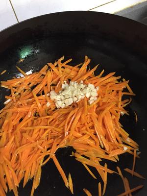 简单易做又好吃的素炒胡萝卜丝的做法 步骤4