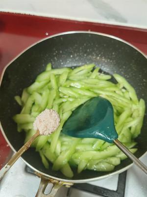 清炒青瓜，家常菜，方便快手的做法 步骤3
