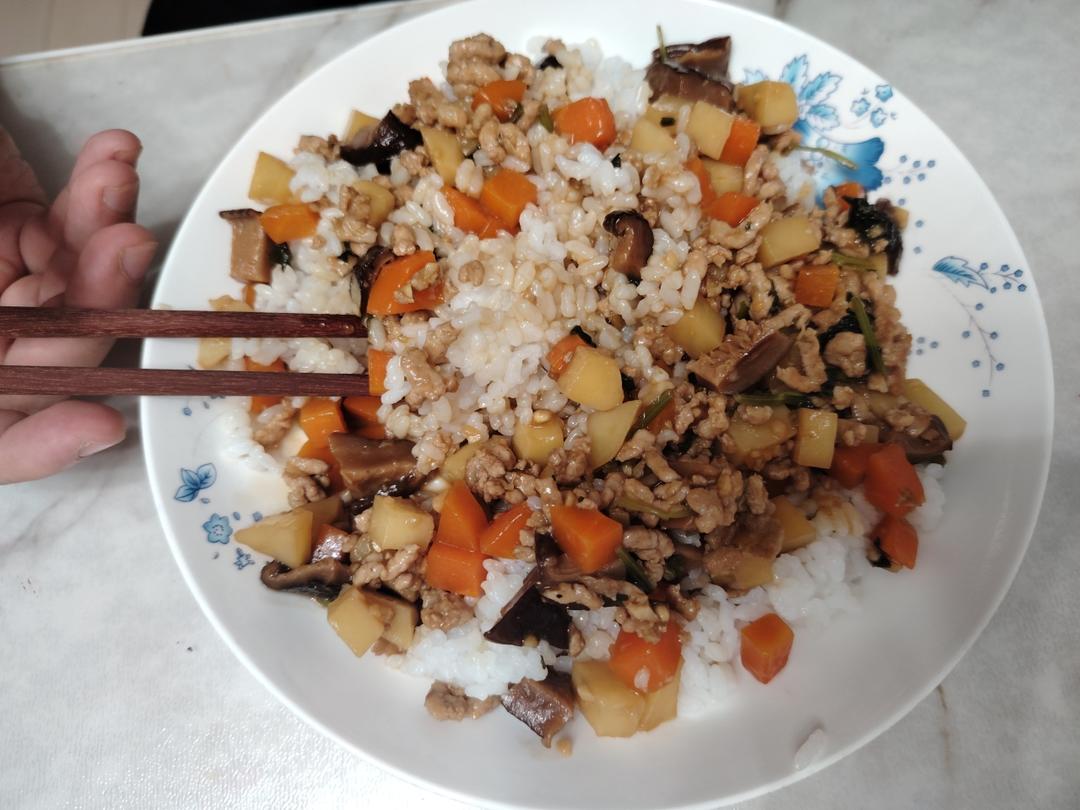 香菇土豆肉末盖浇饭