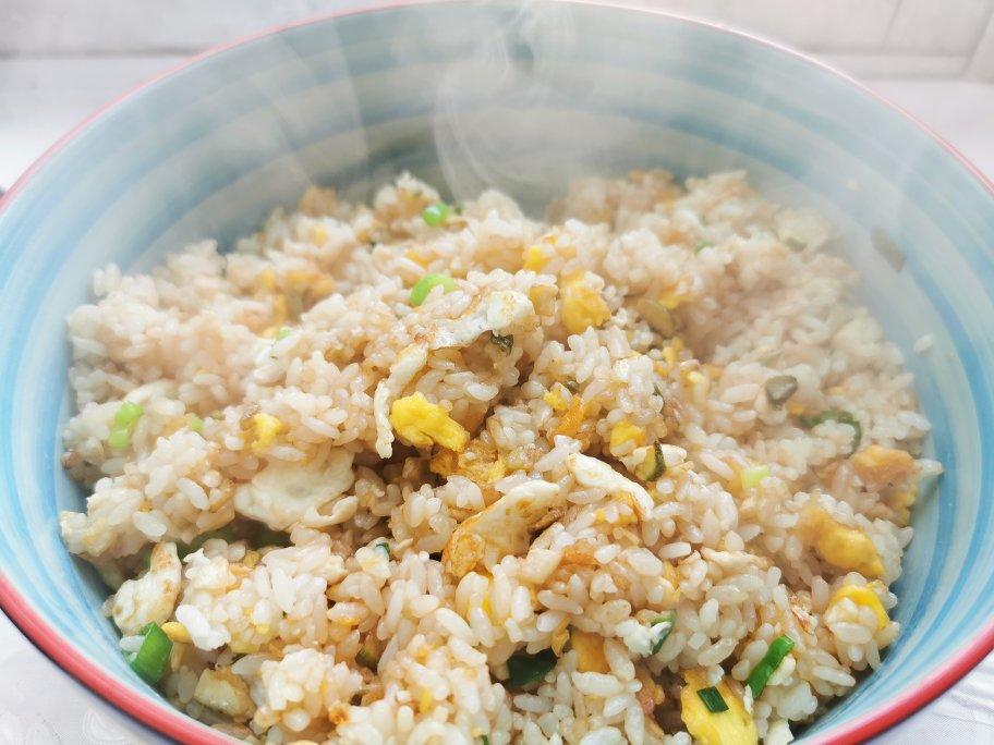 厨师长教你：“酱油炒饭”的家常做法，里面满满的小技巧，很受用