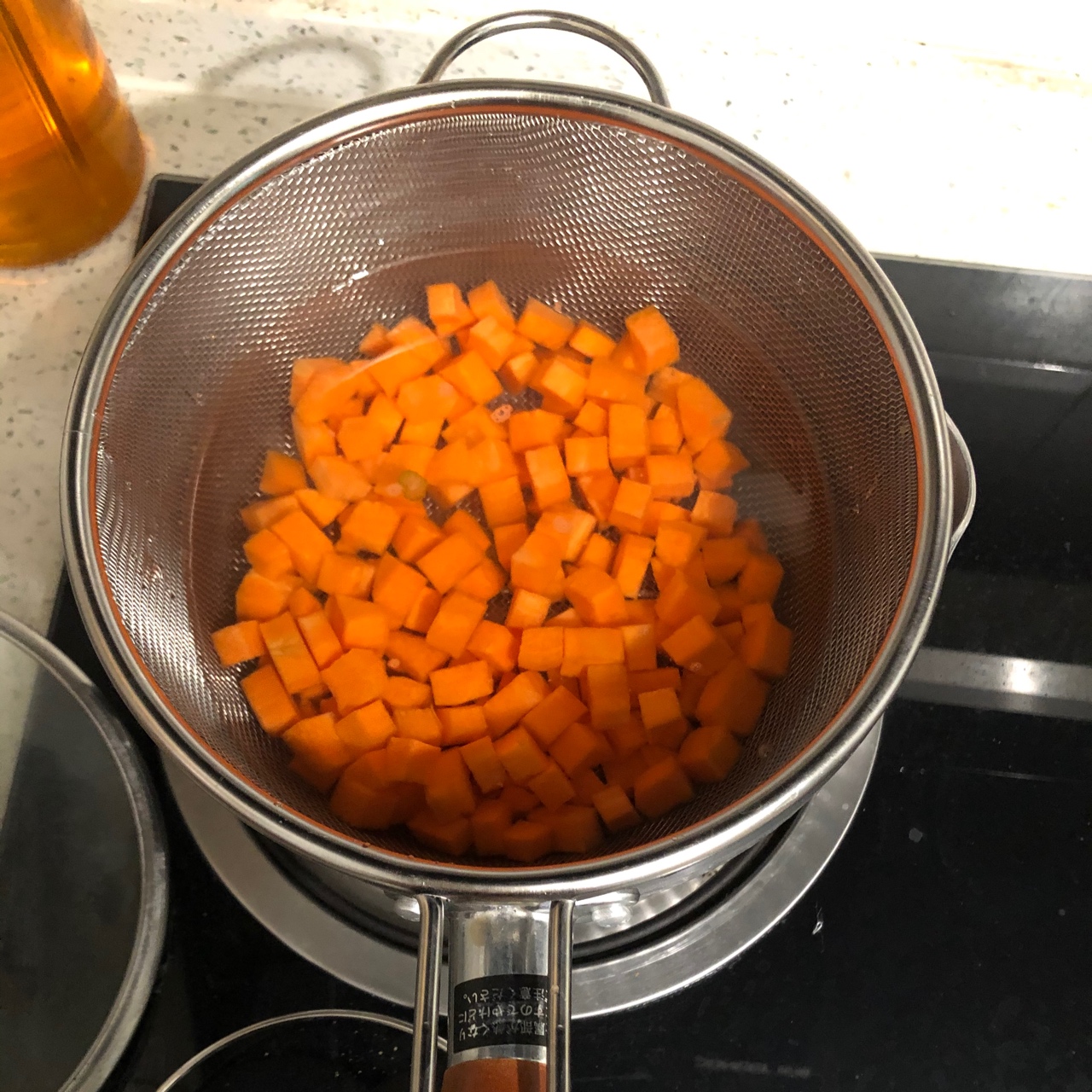 🥕胡萝卜芹菜拌花生米的做法 步骤3
