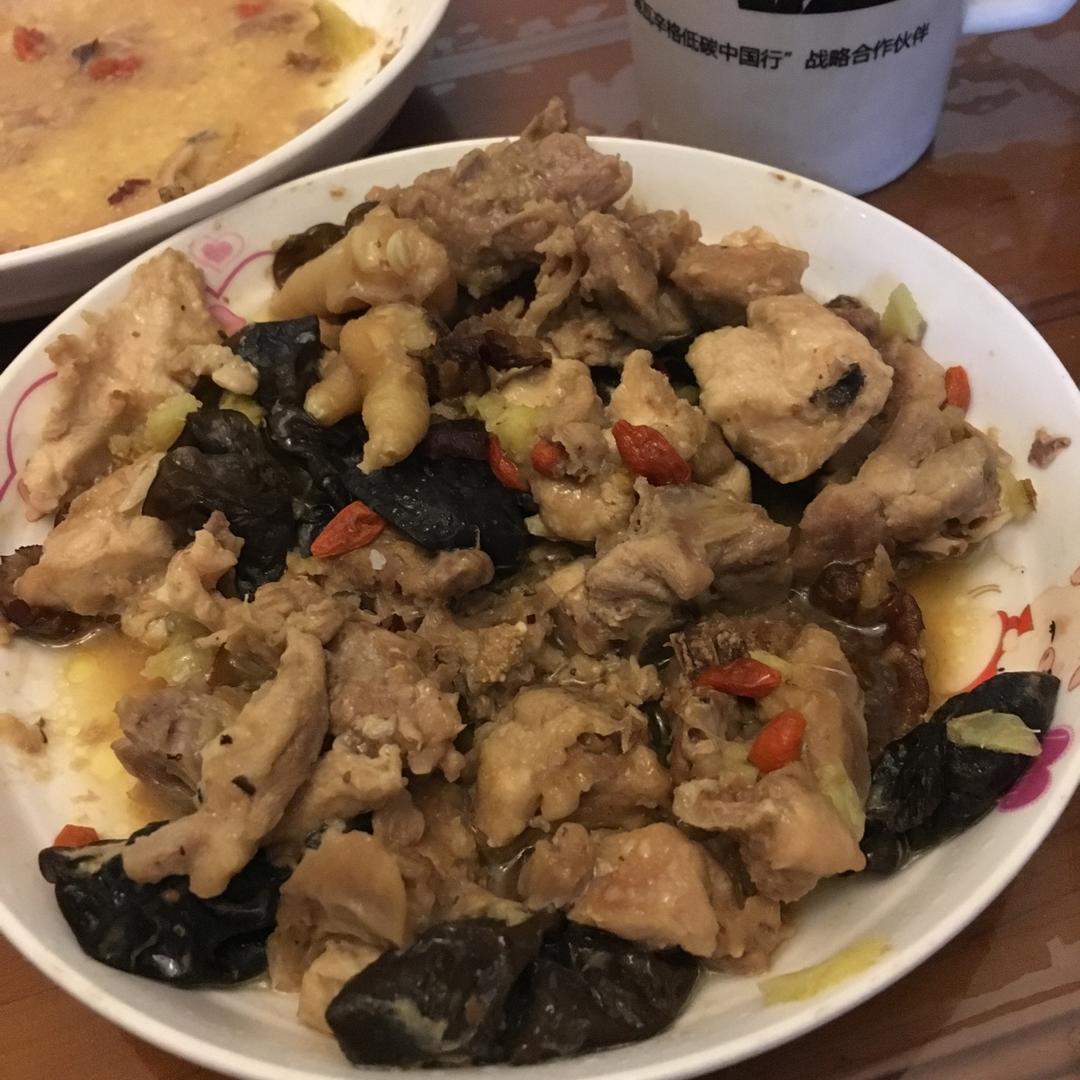 红枣杞子蒸滑鸡